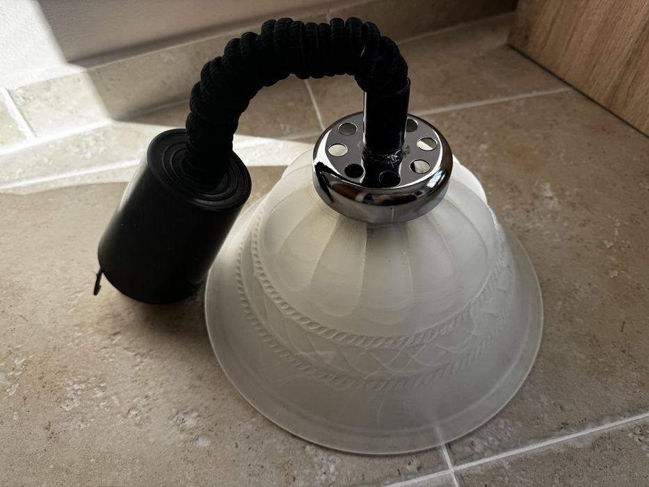 Полилей висящ с една лампа