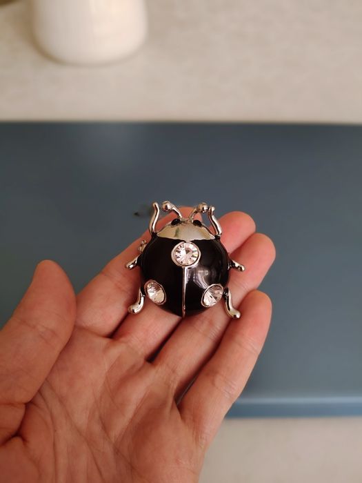 Брошь большого размера