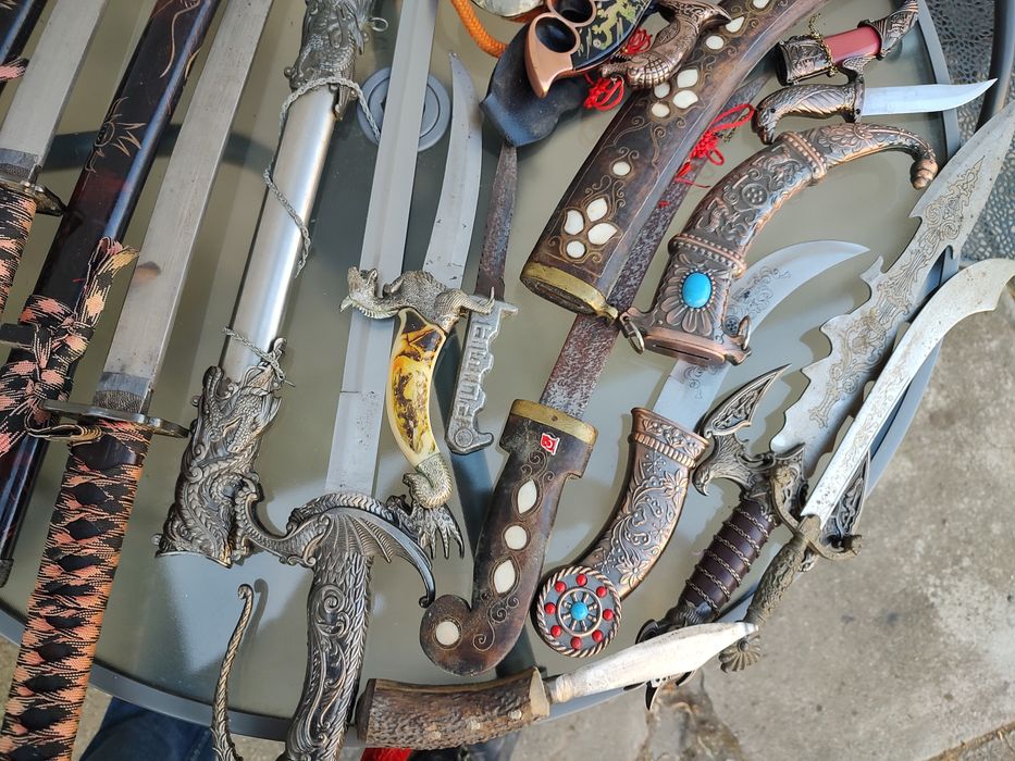 Lot 16 piese panoplie: Săbii Katana, cuțite colecție și ornamente