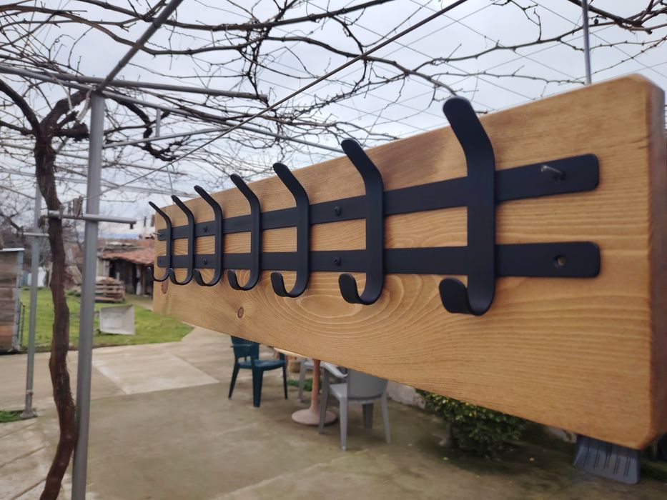 Стенни закачалки от масив