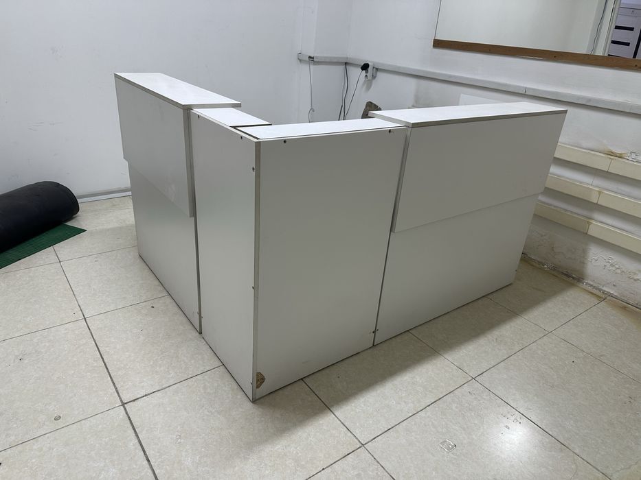 Ресепшн белый. Разобранный.