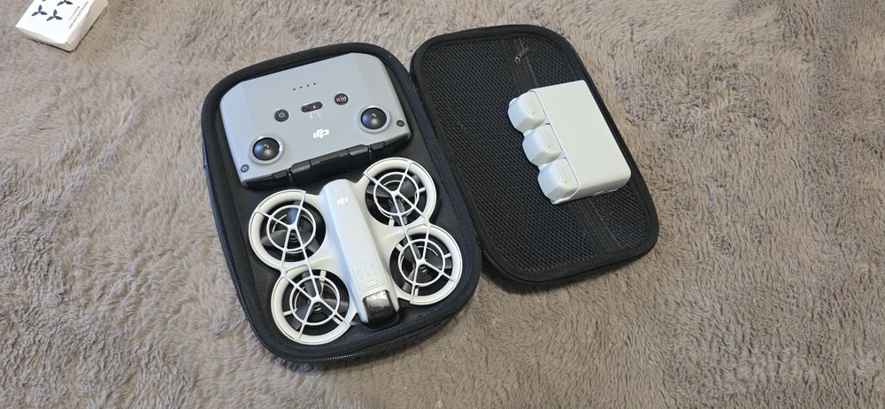 Vând DJI Neo pachetul Fly More Combo plus Asigura DJI Care 2 ani