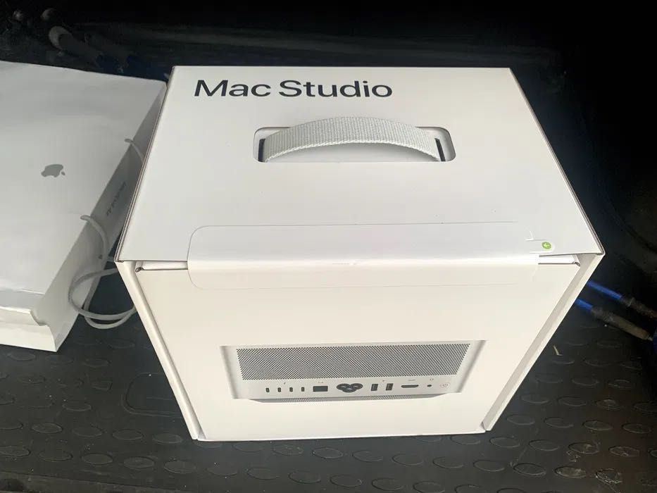Apple Mac Studio with M3Ultra/96gb ram/1tb