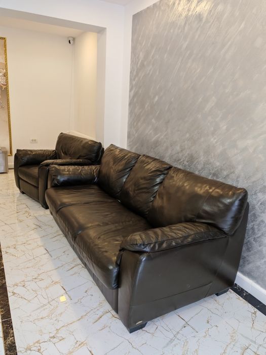 Vând canapea extensibila din piele naturala și fotoliu