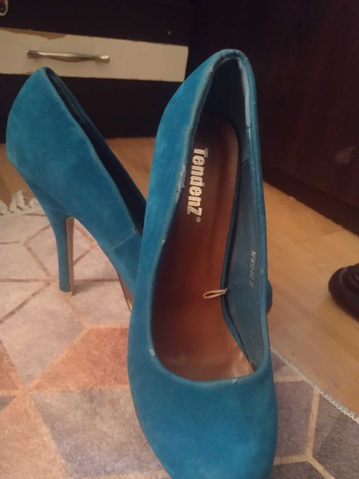 Елегантни дамски обувки на висок ток