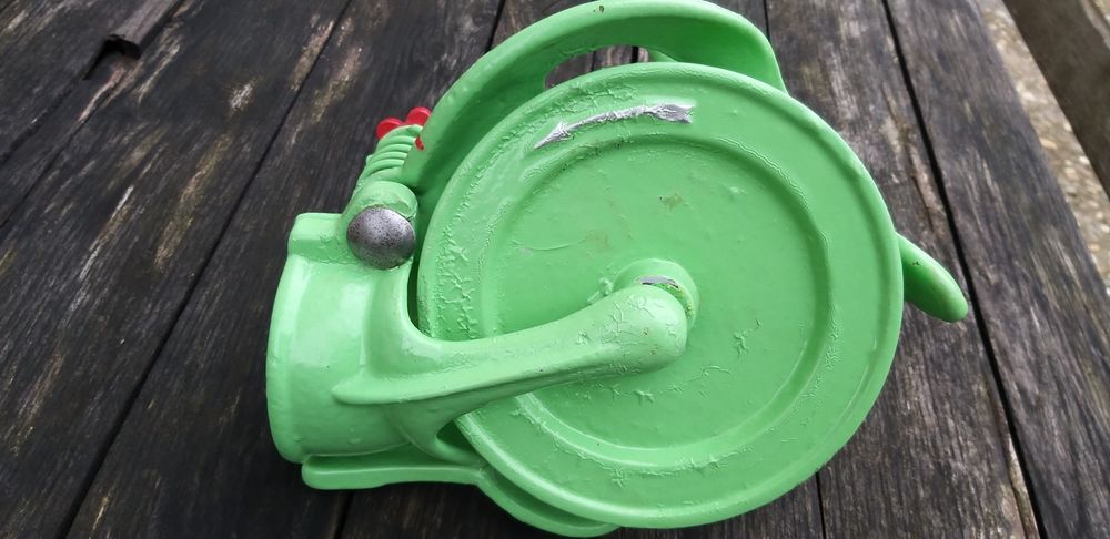 Механична машинка за мелене на царевица