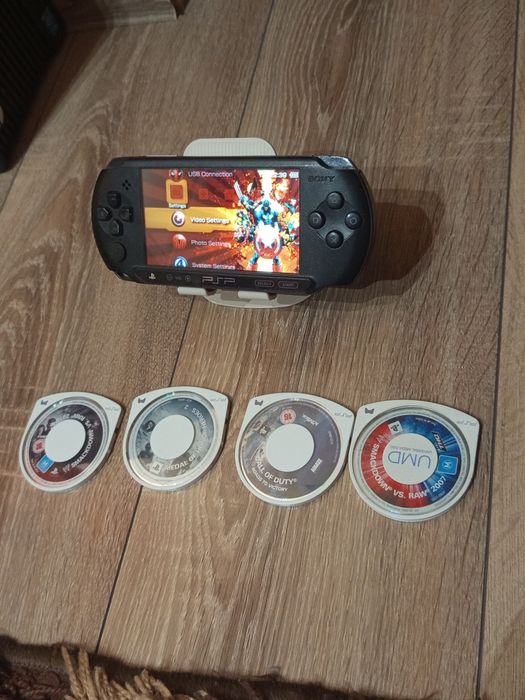 Vând psp E-1004 Modat+ jocuri