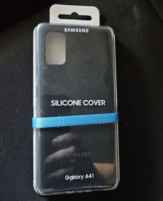 Husa este nedesfacuta în ambalajul original este noua 
Predare persona