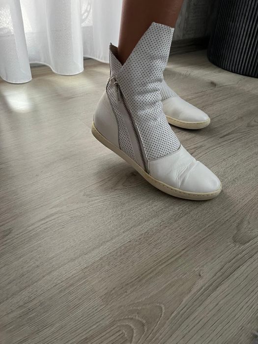 Дамски бели боти