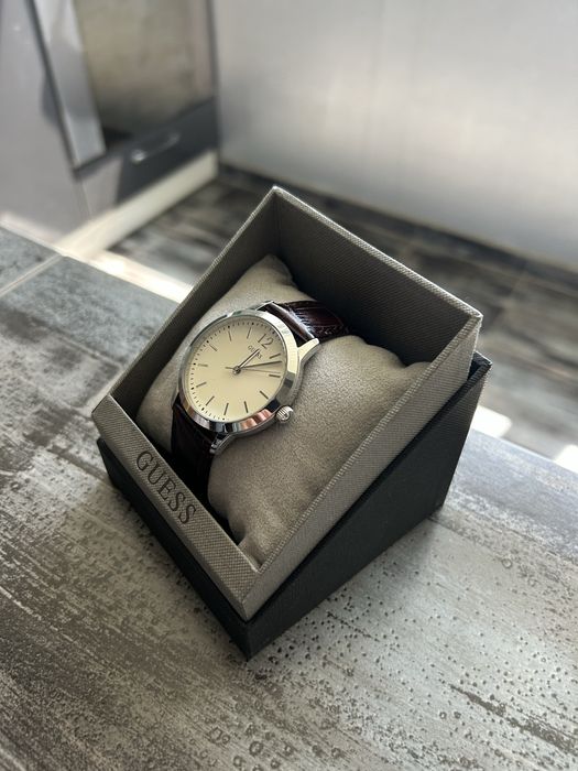 Часовник Guess.