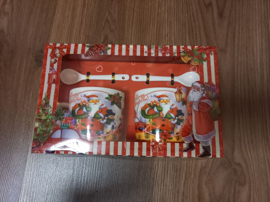 Продавам коледни чаши и кутии