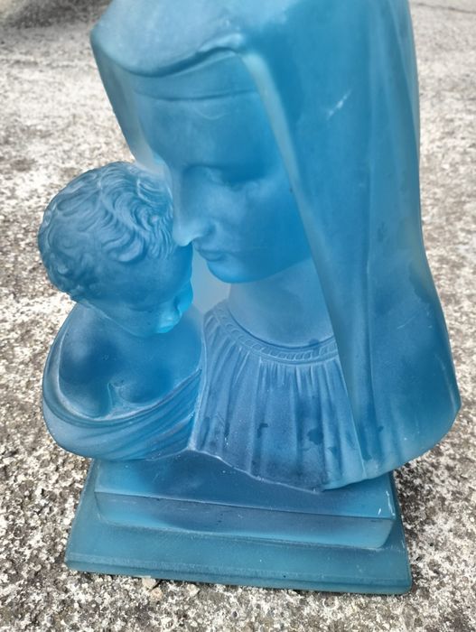 Статуетка на Богородица с младенеца