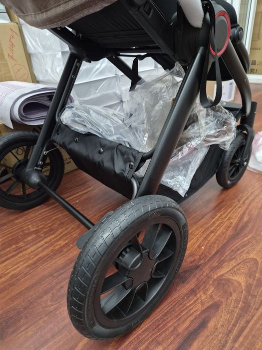 Детская коляска со всеми удобствами