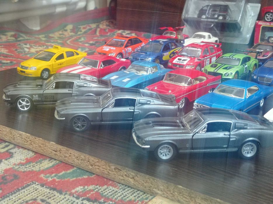 Коллекционные машинки Кинсмарт, масштаб 1:36