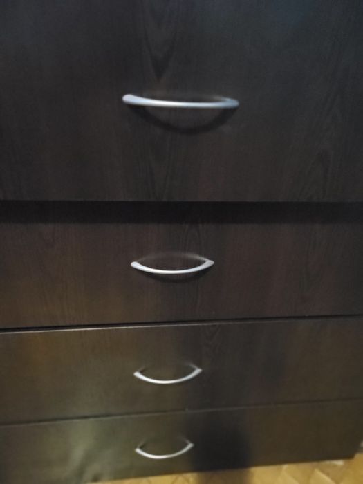 Продавам скрин,цвят венге