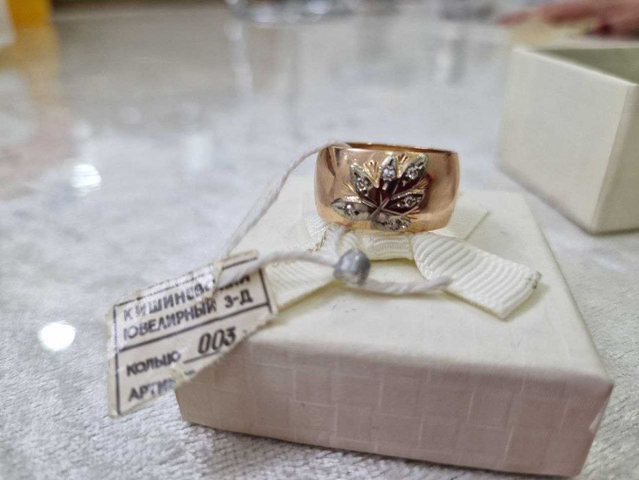 Золотое кольцо с бриллиантами