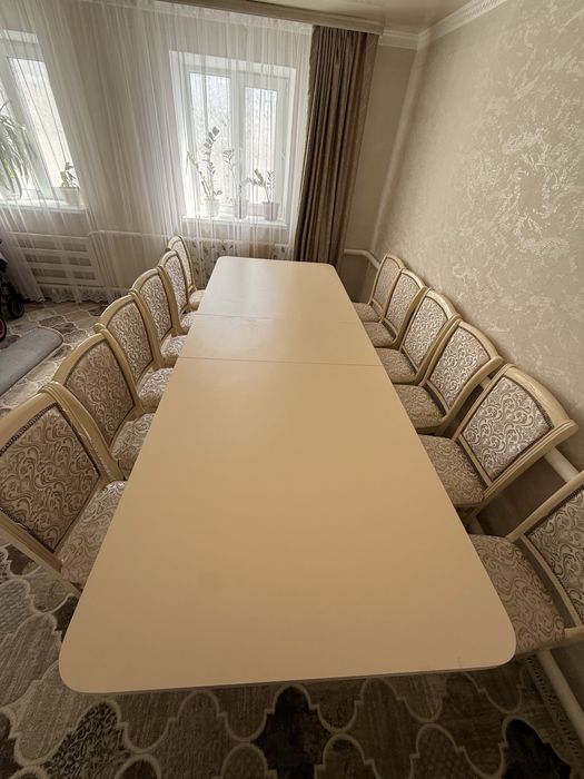 Обеденный стол со стульями