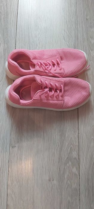 Продавам маратонки