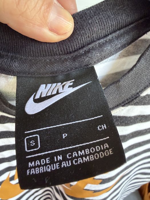 Tricou in dungi Nike