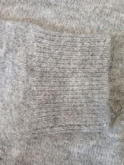 Сив вълнен пуловер