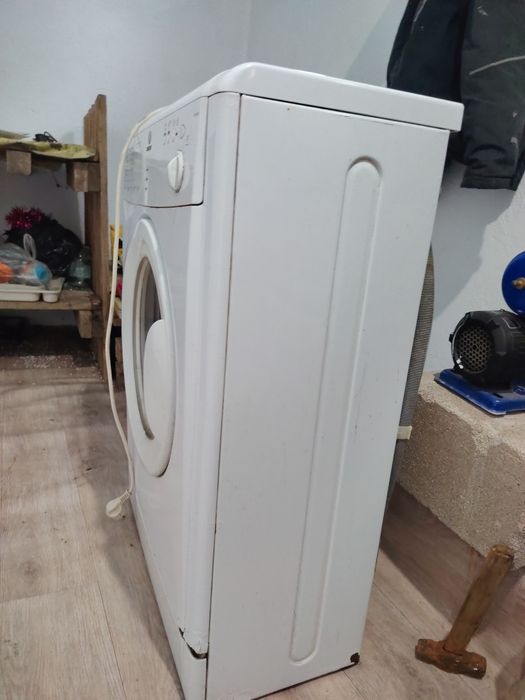 Стеральный машина Indesit