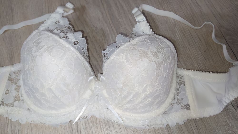 Бюстгальтер на девушку.
