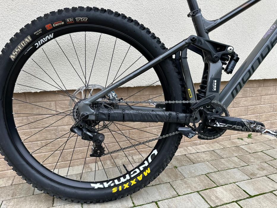 Vănd bicicleta de downhill mondraker summum