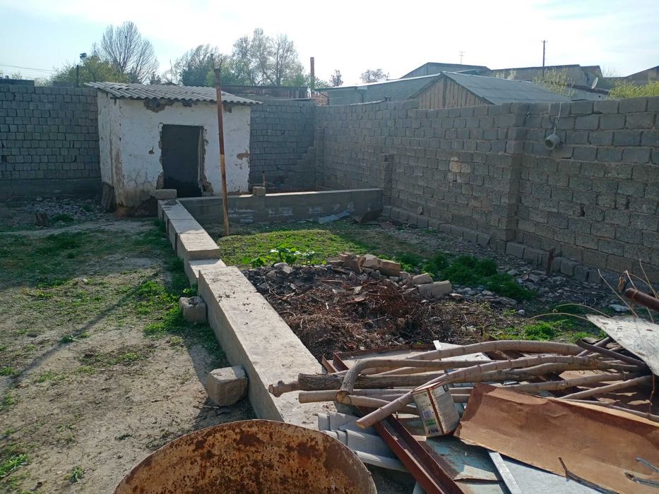 Участок земли с парником