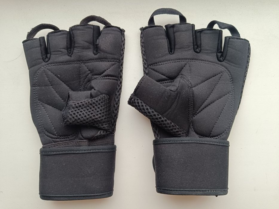 Спортивные перчатки для тренировок.