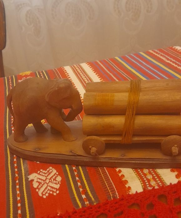 Două statuete decorative din lemn
