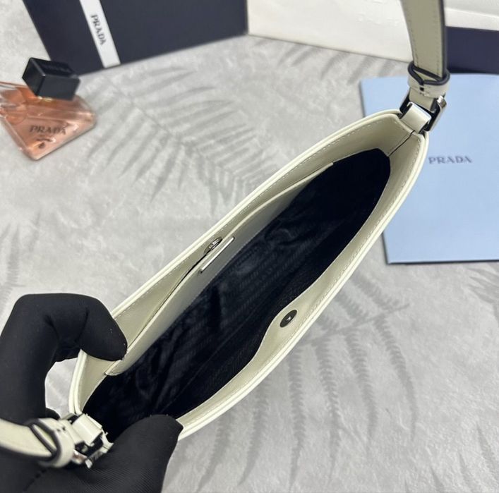 Prada Cleo чанта бяла