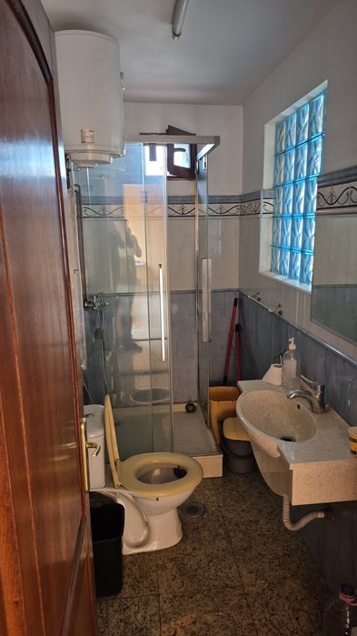 Inchiriez spatiu 3 camere