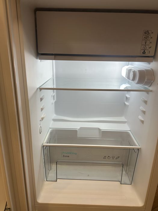 Хладилник Sharp 82 см