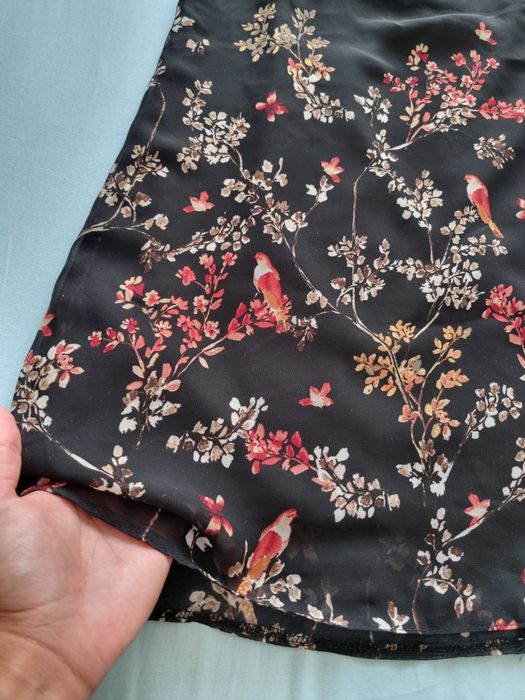Rochie scurtă neagră fără mâneci cu motive florale