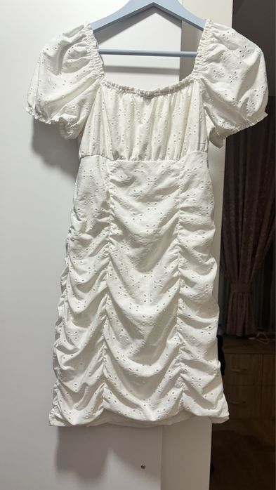 Бяла дантелена рокля по тялото- H&M