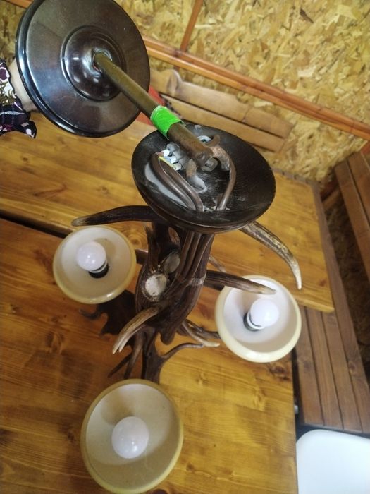 Ръчно изработен таванен полилей от 5 броя еленски рога. 
Нестандартен,