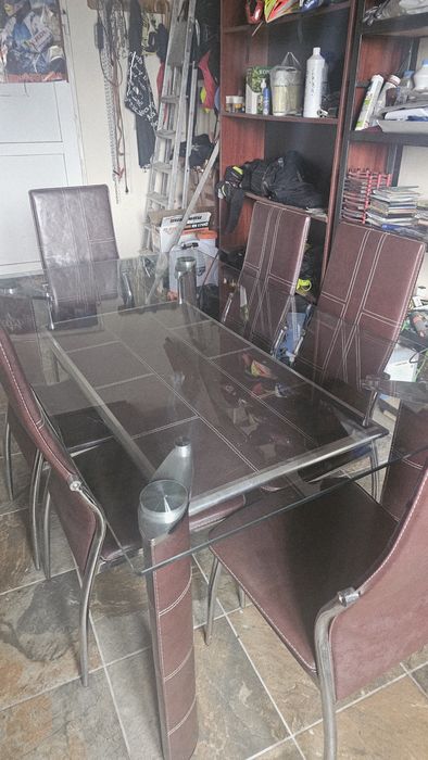Vând   masa living  piele  cu  6 scaune