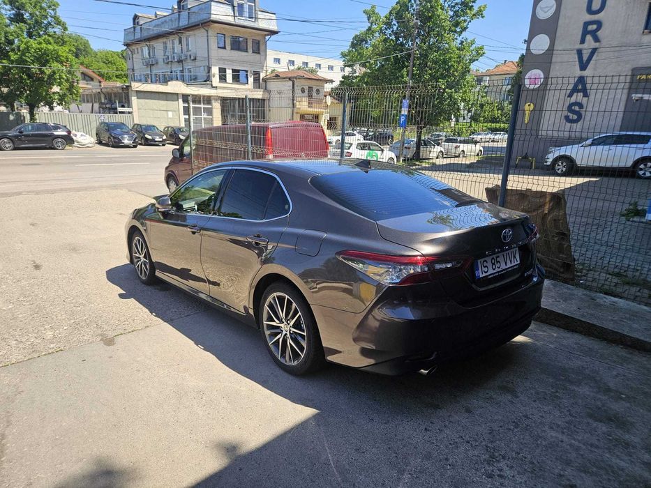 Toyota Camry 2.5 Hybrid 2021 – Eleganță, Confort și Eficiență