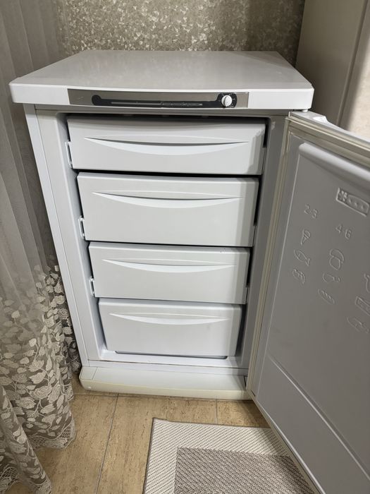 Морозильник Indesit в идеальном состоянии
