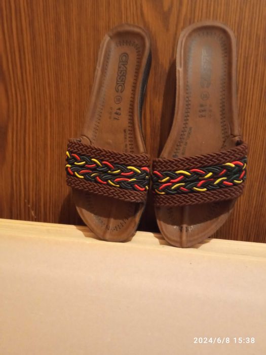 Шлепанцы женские коричневого цвета