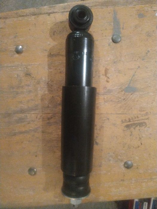 Продам амортизаторы передней подвески.