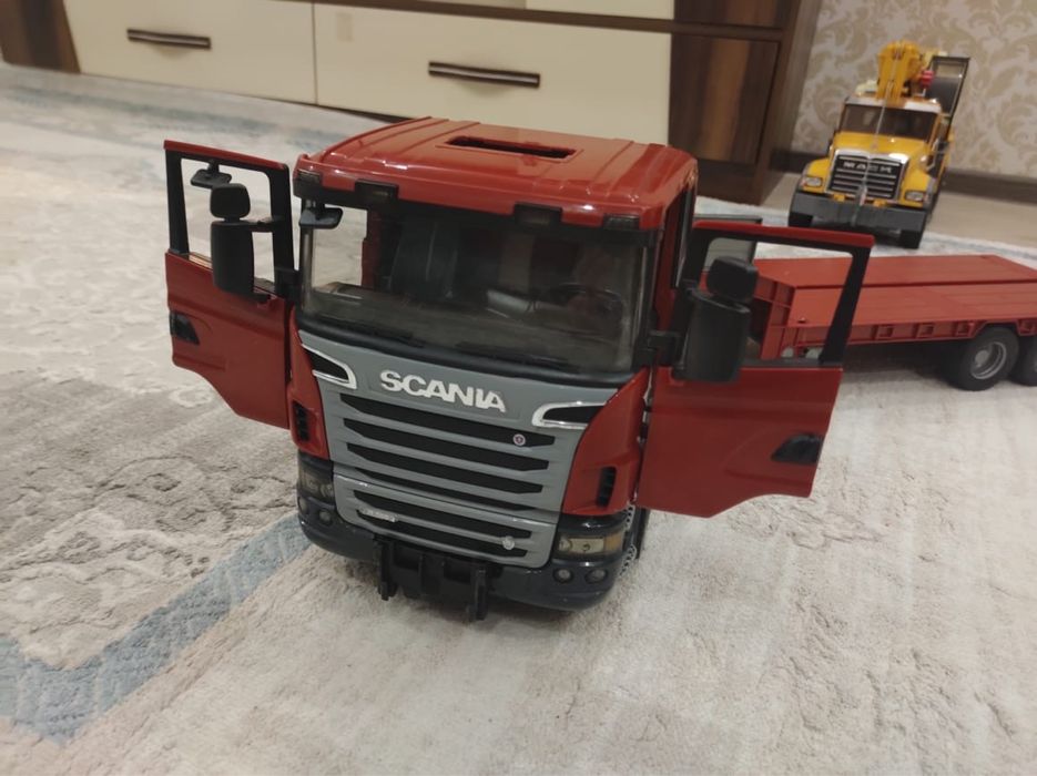 Машина Bruder тягач