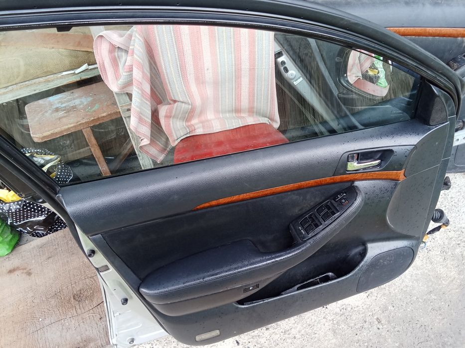 Продам запчасти Avensis