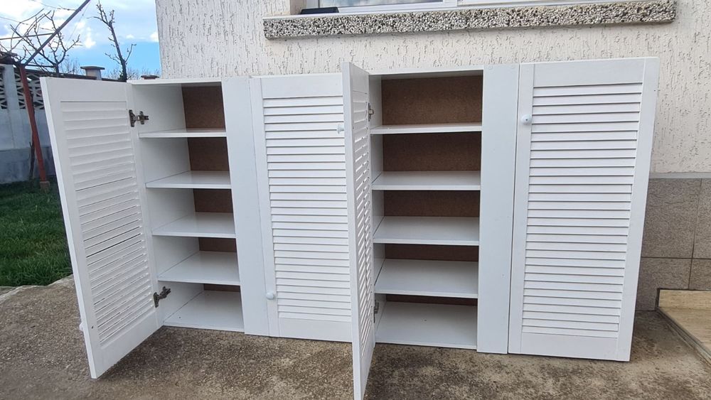 Шкаф за обувки с жалузни вратички