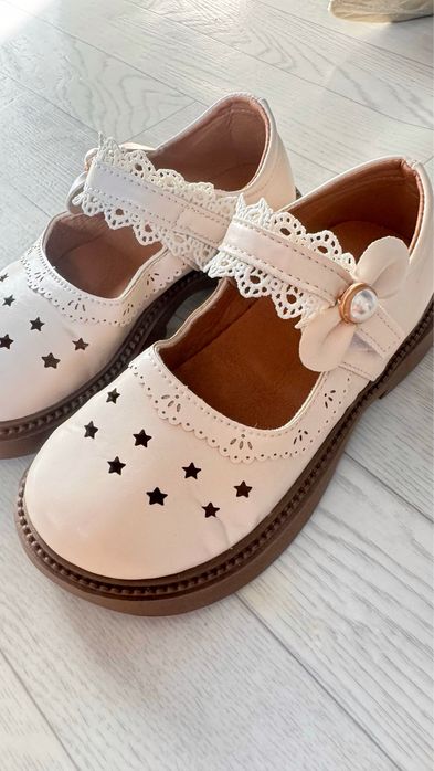 Кроссовки и туфли  на девочку новые