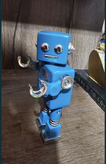 Robot ceas retro cu alarma.