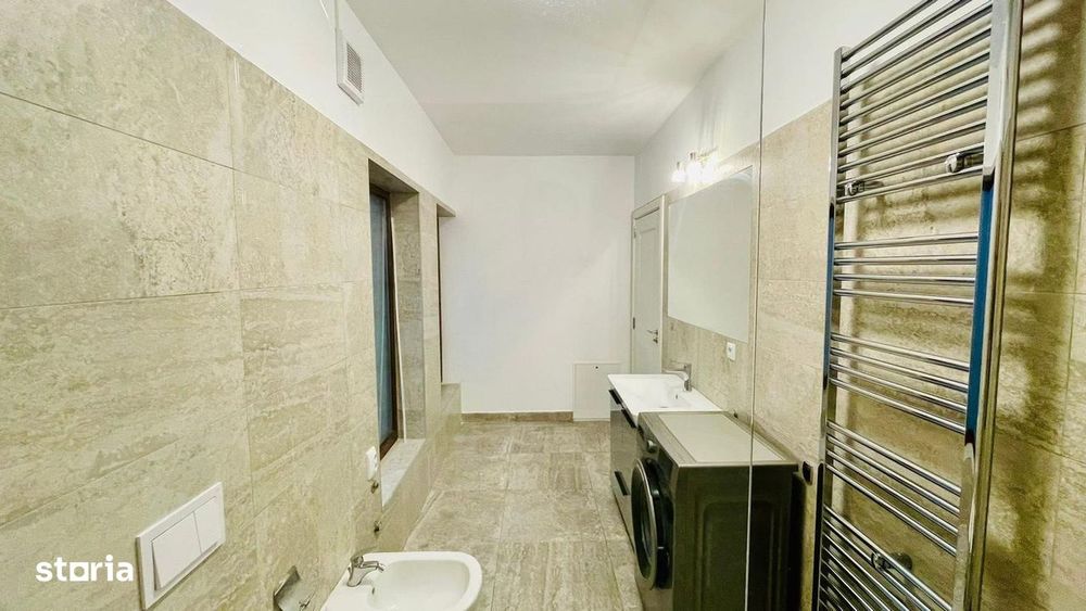 Casă  cu două apartamente și spațiu comercial,parter,etaj,etaj retras