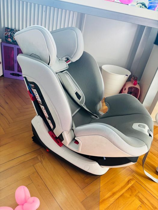 Vând scaun auto Chicco isofix