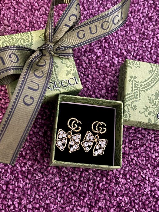 обеци гучи с панделка и кутия на марката старо злато златни gucci