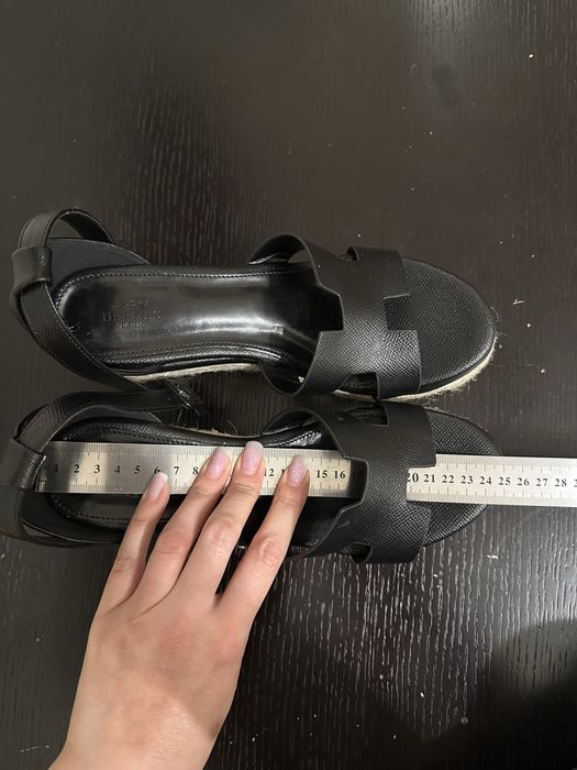 Босоножки и кеды.